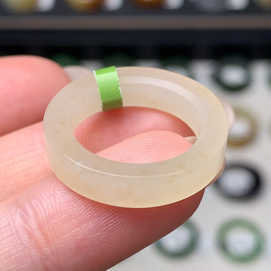 未镶嵌戒指和田玉