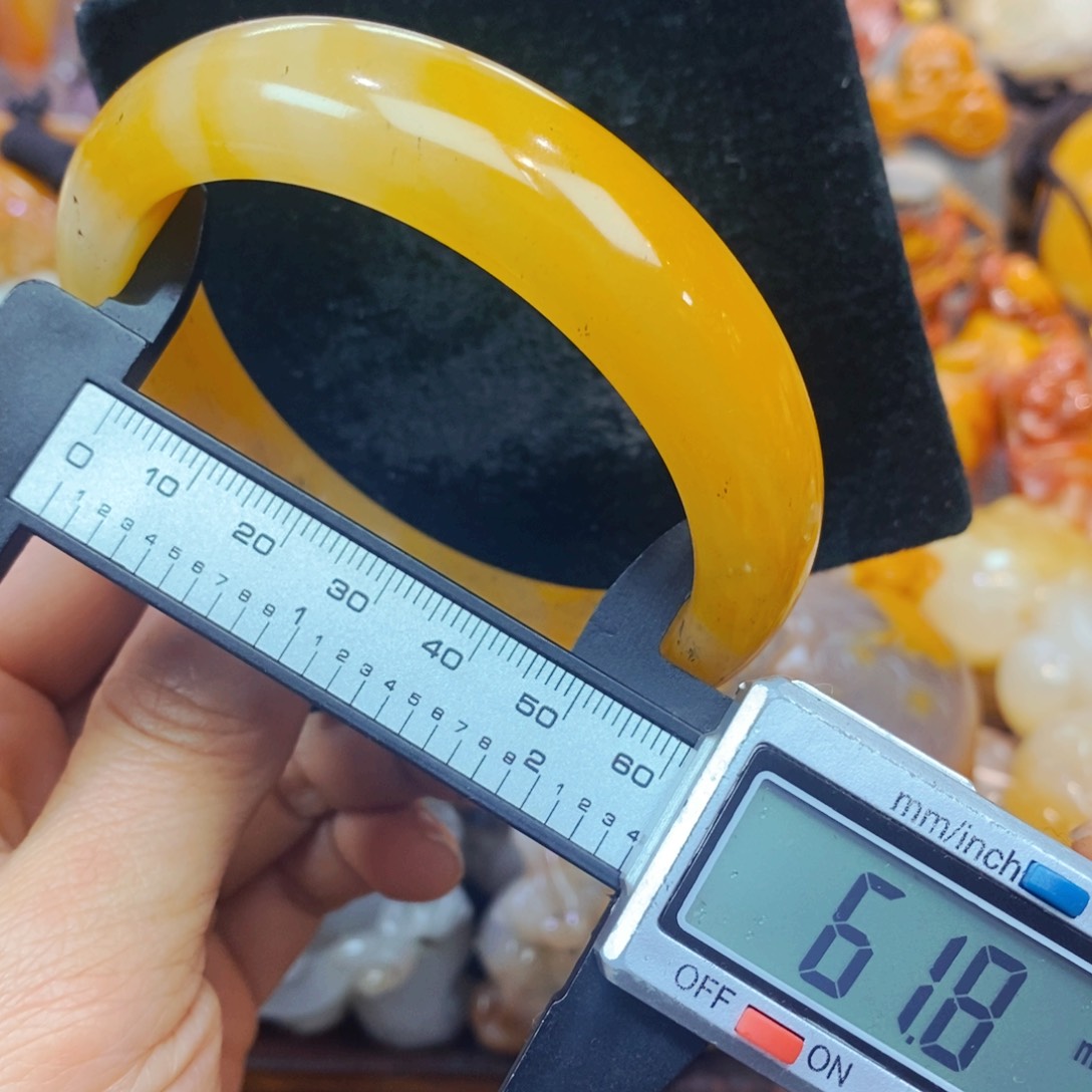 未镶嵌石英质玉（黄龙玉）颈饰