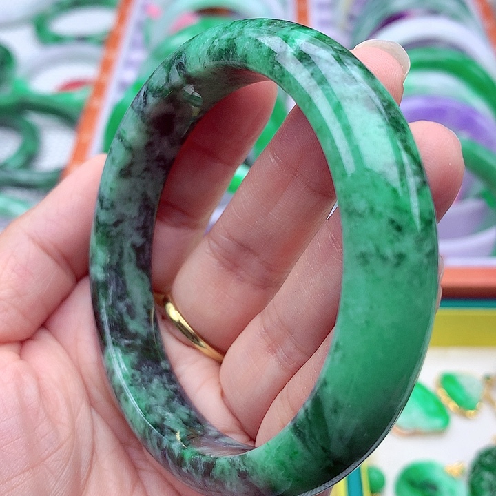 翡翠手镯未镶嵌翡翠