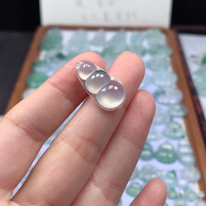 颈饰未镶嵌翡翠高冰飘花福豆