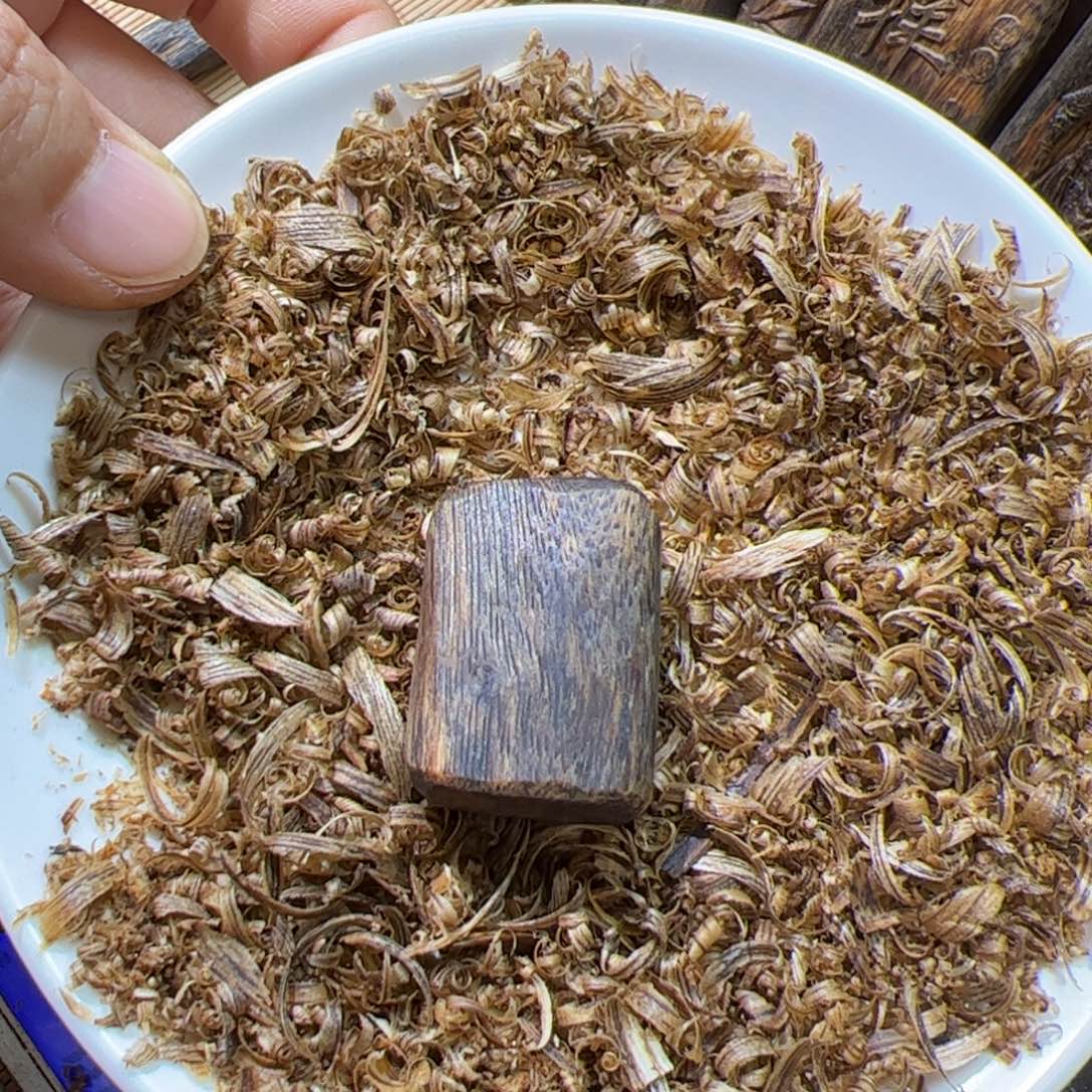 沉香沉香碎屑乌身素牌5.6克