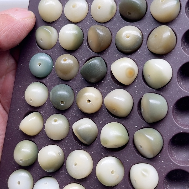 白玉菩提吊坠微瑕13飘花碗50颗