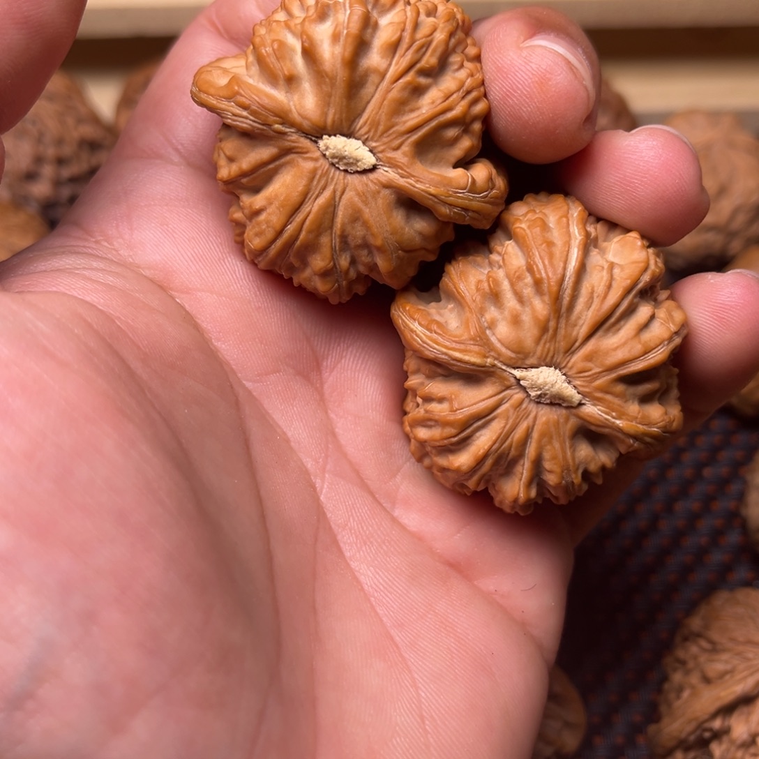 南***方文玩核桃吊坠白狮子