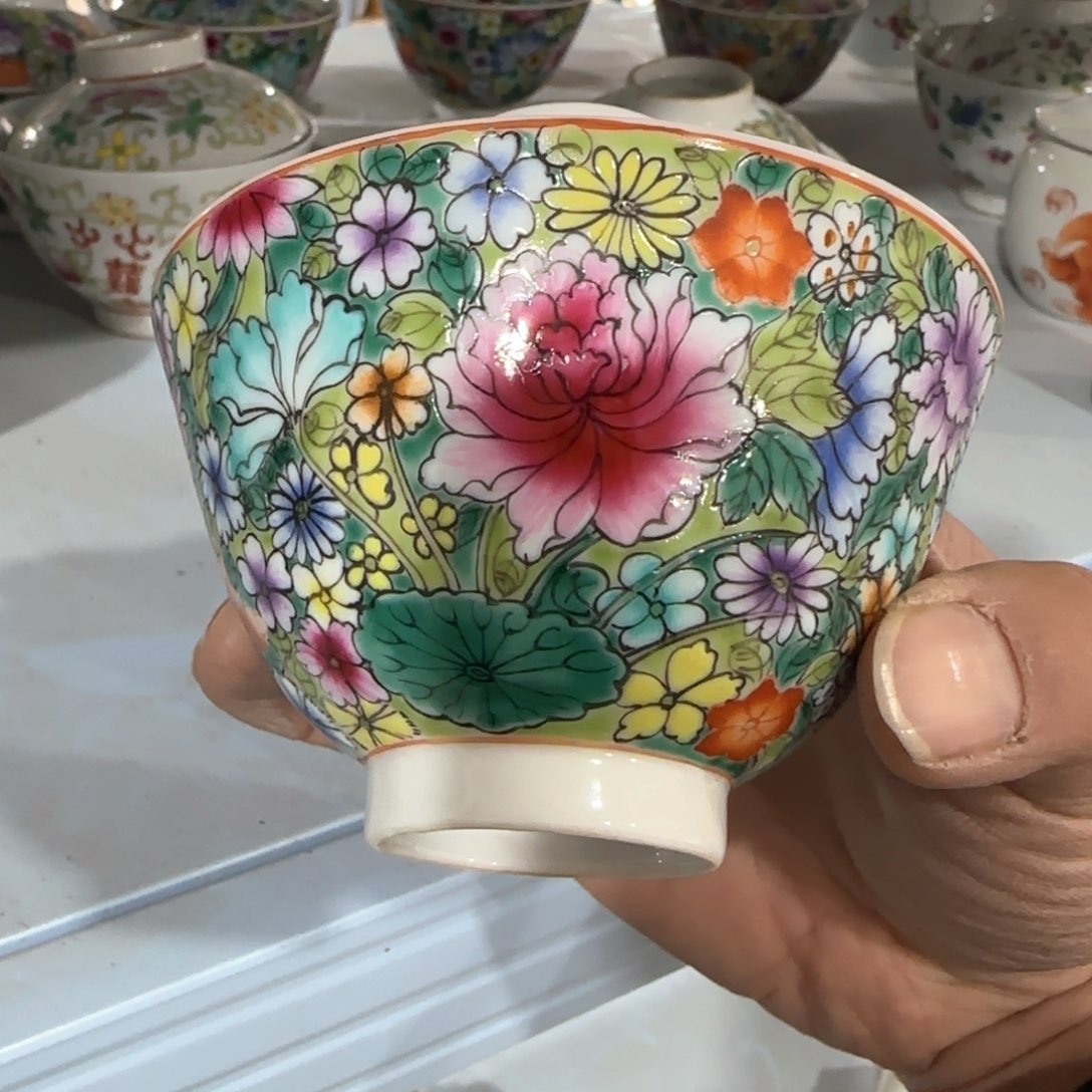 瓷片瓷器上还写满红花绿