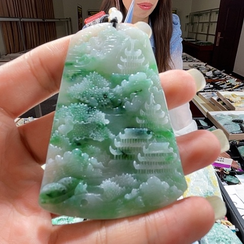 翡翠未镶嵌项圈一个