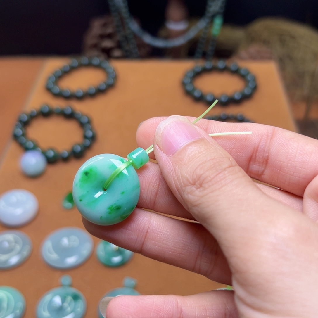 翡翠未镶嵌颈饰平安扣