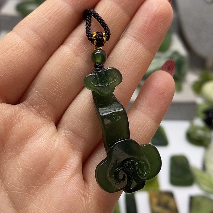 蛇纹石玉挂件未镶嵌