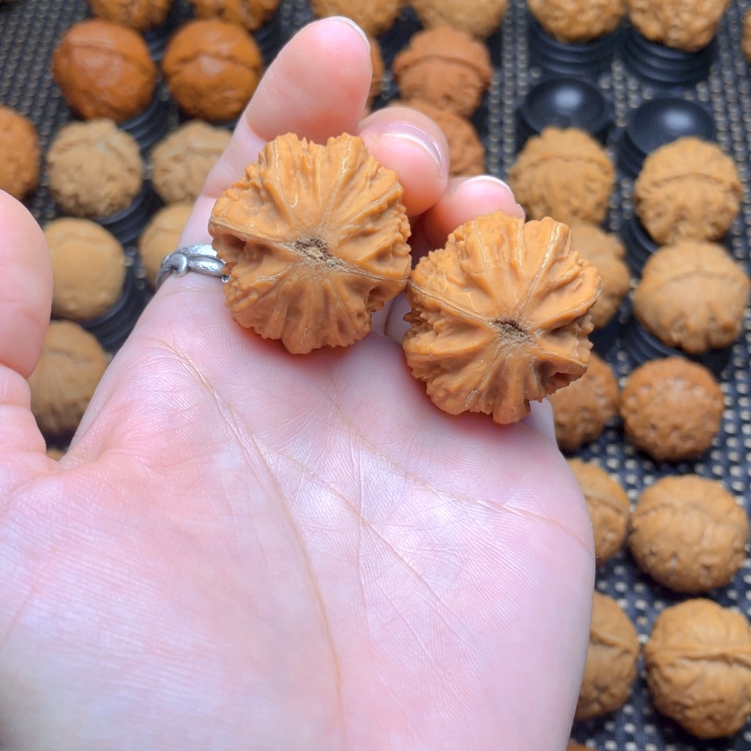 核桃文玩把件闷尖八棱