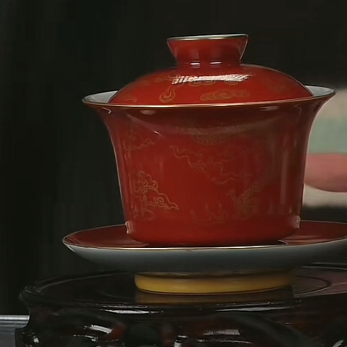 Y矾红彩描金云龙戏珠纹三才盖碗