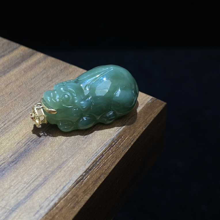 和田玉吊坠金天然碧玉18K金镶嵌招财貔貅吊坠多样性发其一