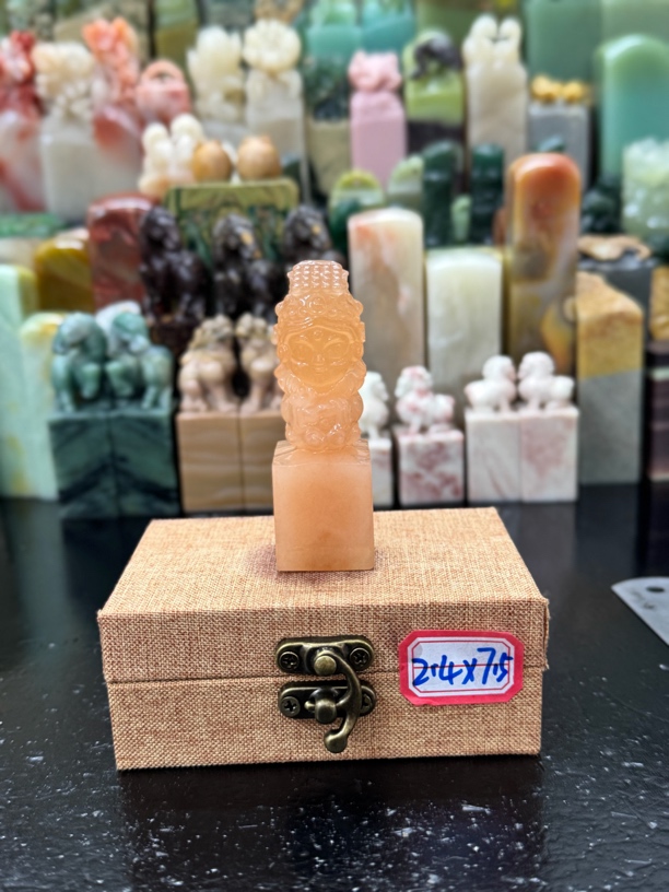 新疆石橘子冻人物雕扭