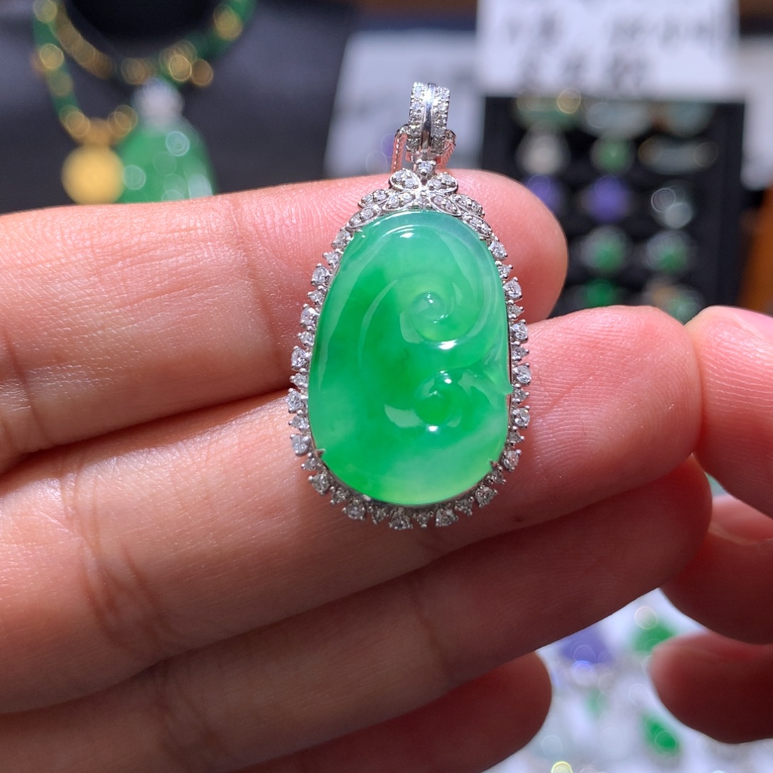 翡翠18K金镶嵌吊坠(赠链)