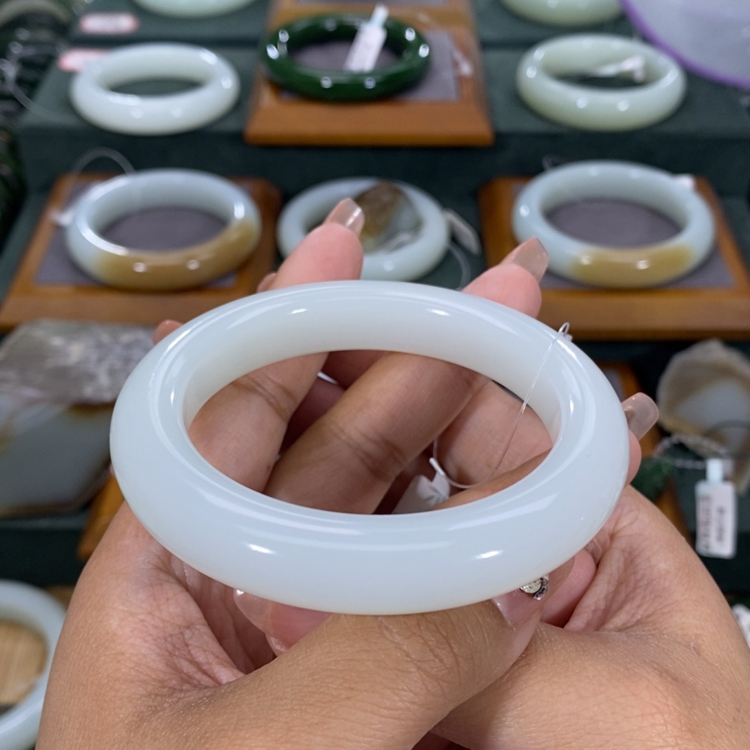 和田玉手镯未镶嵌