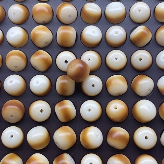 白玉菩提吊坠瑕疵一线天90颗加70颗