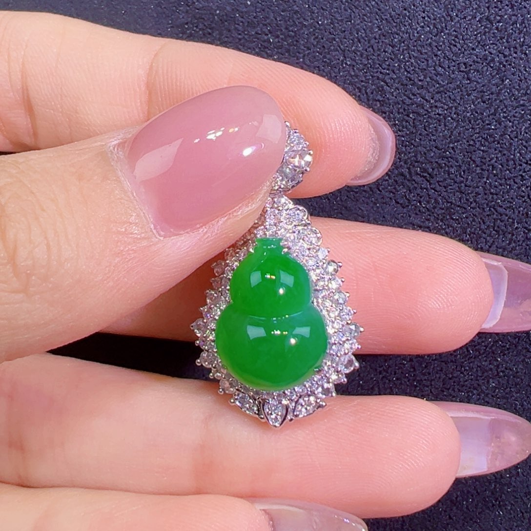 翡翠18K金镶嵌颈饰葫芦