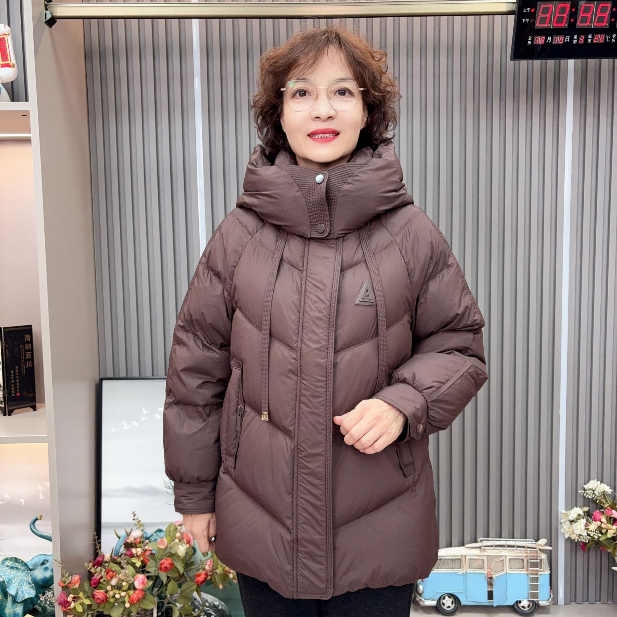 6613-冬日活动妈妈装中老年女装优雅秋冬新款时尚百搭减龄羽绒服