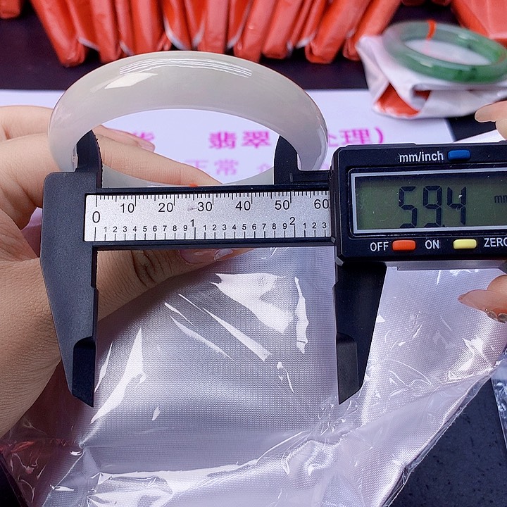 翡翠手镯未镶嵌49。