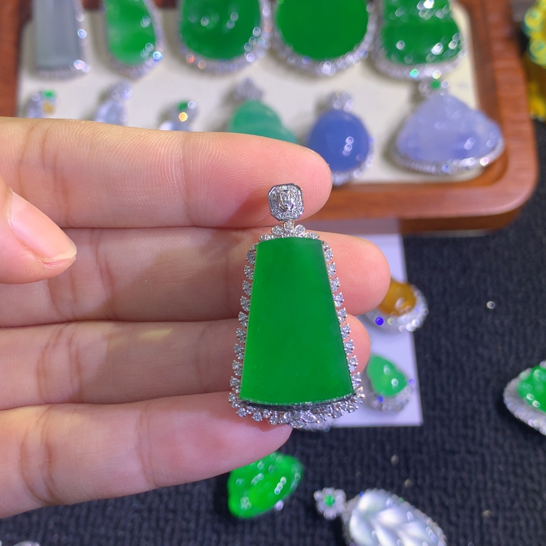 颈饰18K金镶嵌翡翠88888888