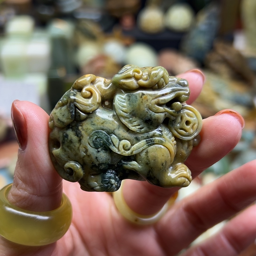 岫玉未镶嵌颈饰花玉兰貔貅