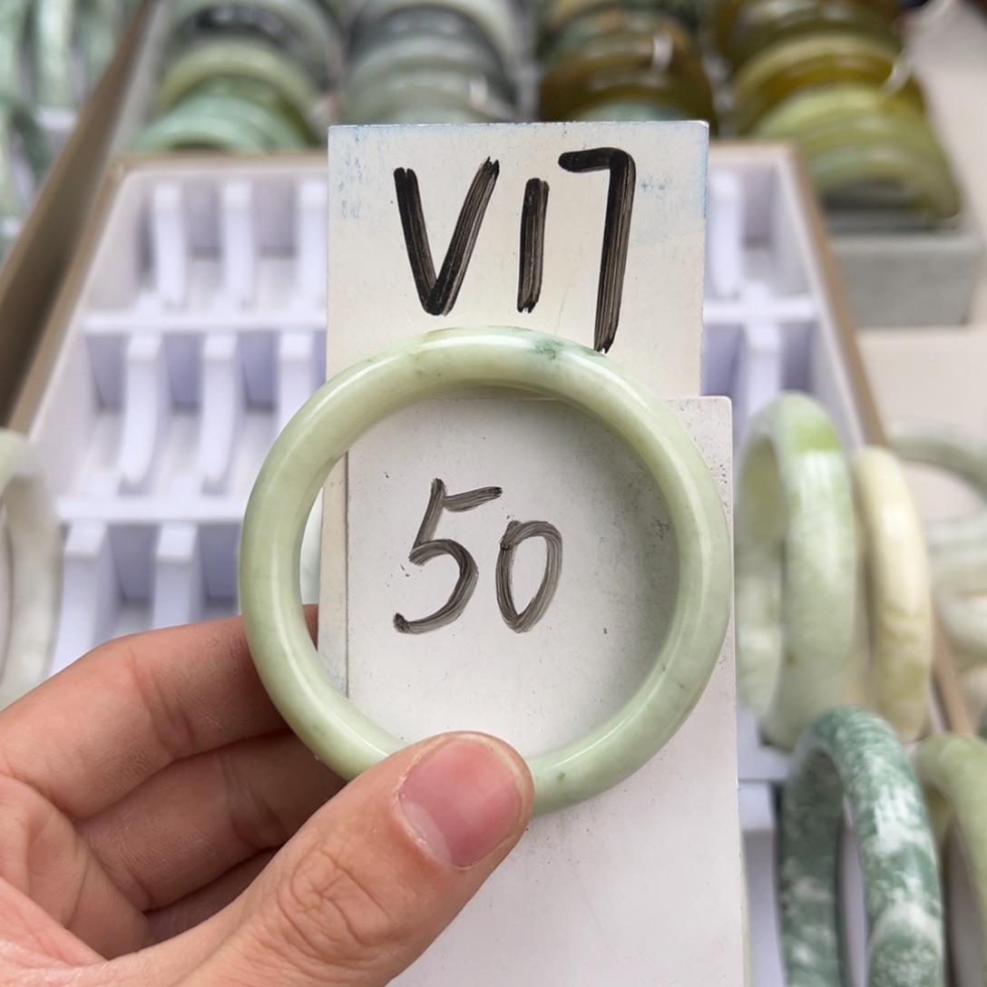 岫玉手镯未镶嵌天然岫玉微瑕，可以正常佩戴