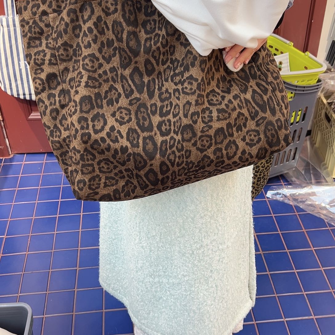 布艺铁合金豹纹包一只