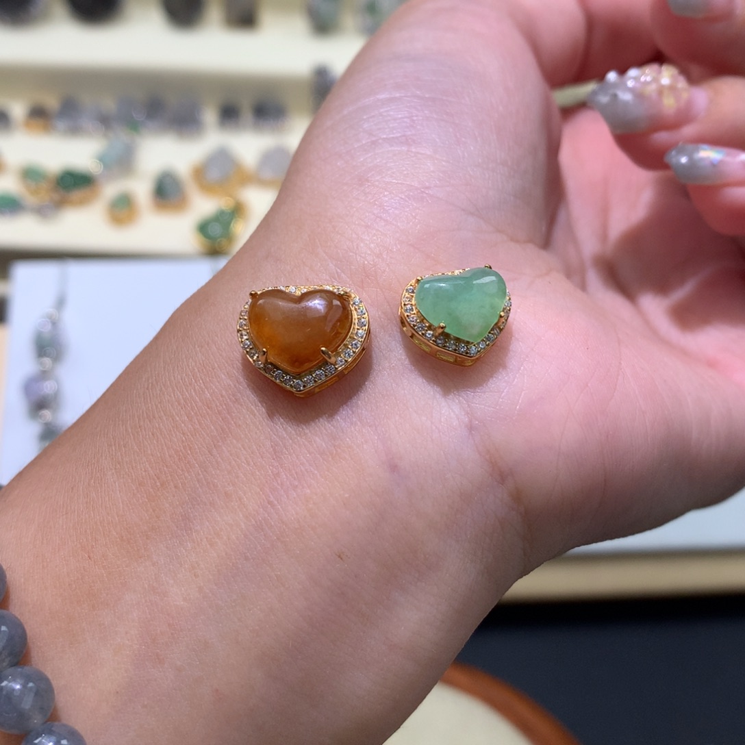 芊***宝颈饰银S925镶嵌翡翠爱心