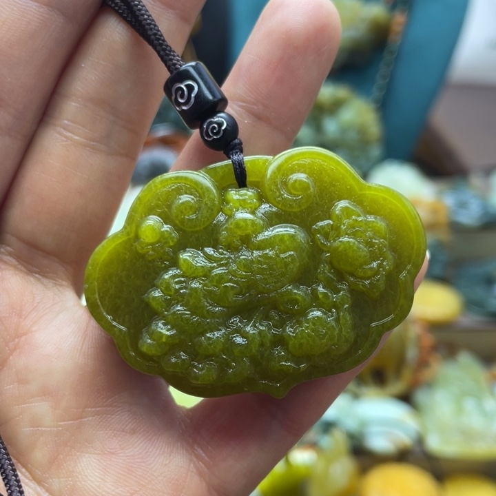 蛇纹石玉未镶嵌颈饰