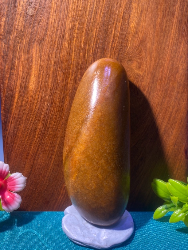 真皮无修，新疆和田玉，形状完整，肉质细腻，沁熟一把抓，104.3克