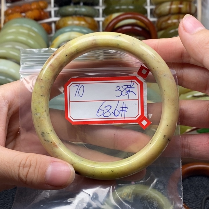 蛇纹石玉颈饰未镶嵌