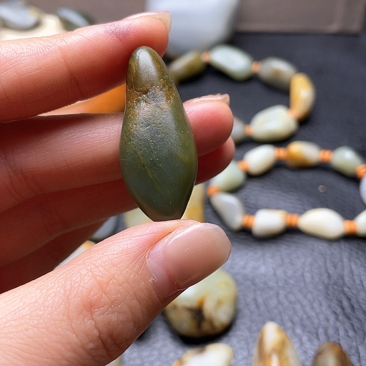 和田玉颈饰未镶嵌8