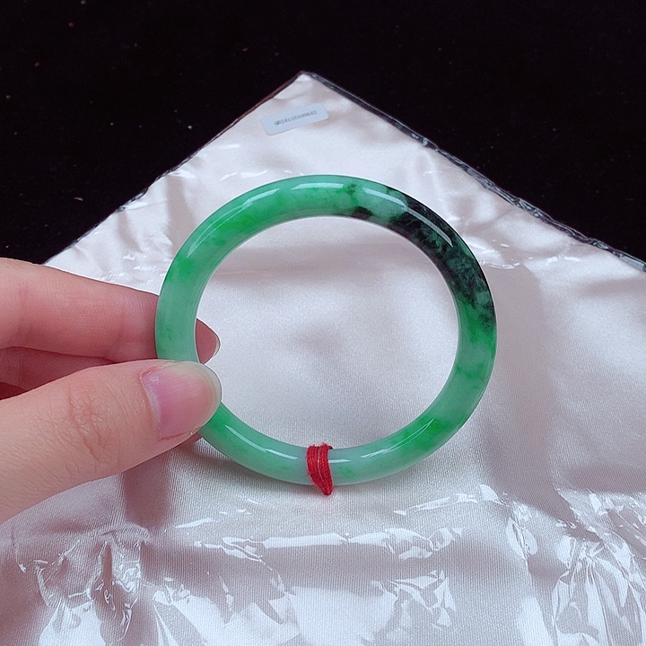 翡翠手镯未镶嵌翡翠