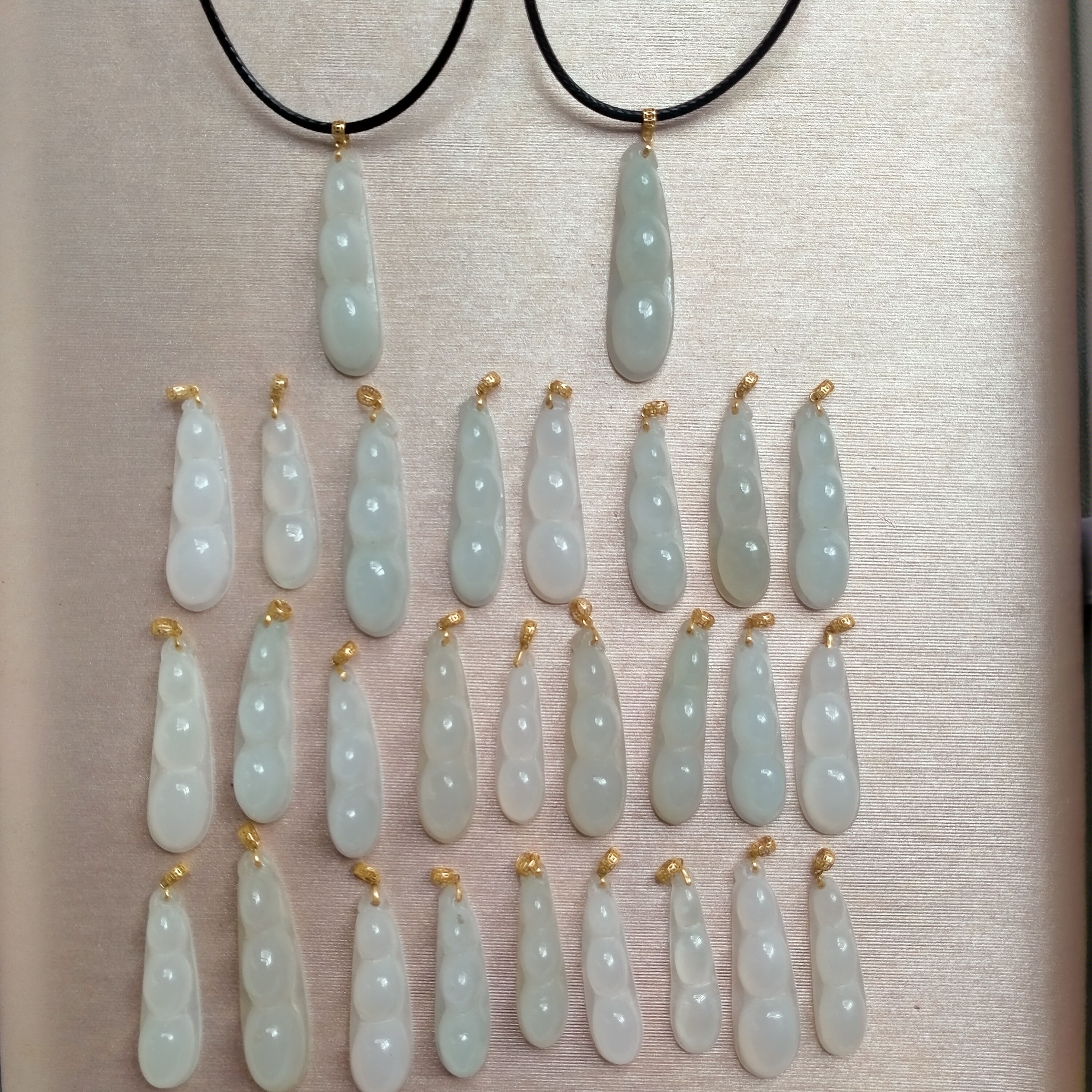 天然翡翠，四季豆挂件18K金扣头配皮绳（尺寸约27X7X6）随机发一