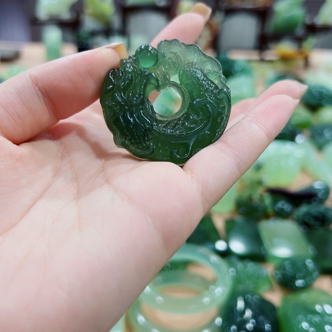 蛇纹石玉未镶嵌吊坠