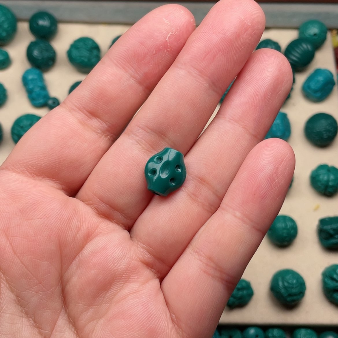 【闪购商品】玻璃颈饰五眼六通12×14一个