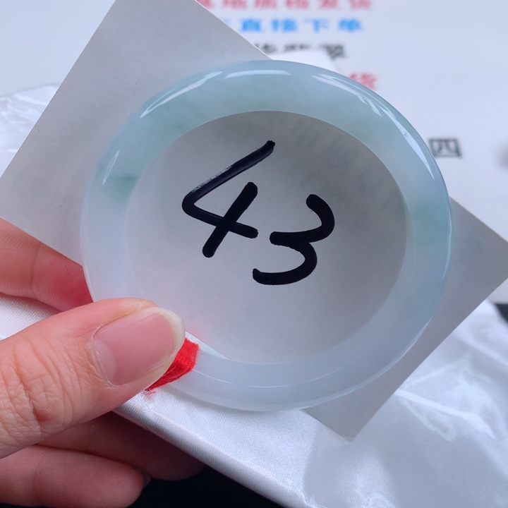 翡翠手镯未镶嵌翡翠