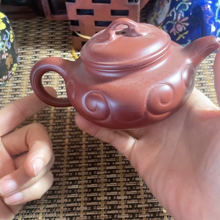 紫砂茶壶原矿泥料手工制作紫砂壶。