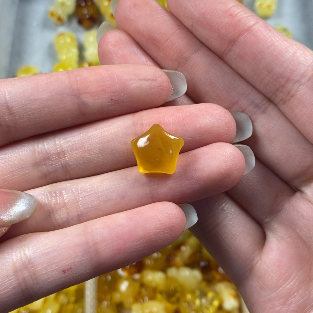 琥珀裸石未镶嵌星星