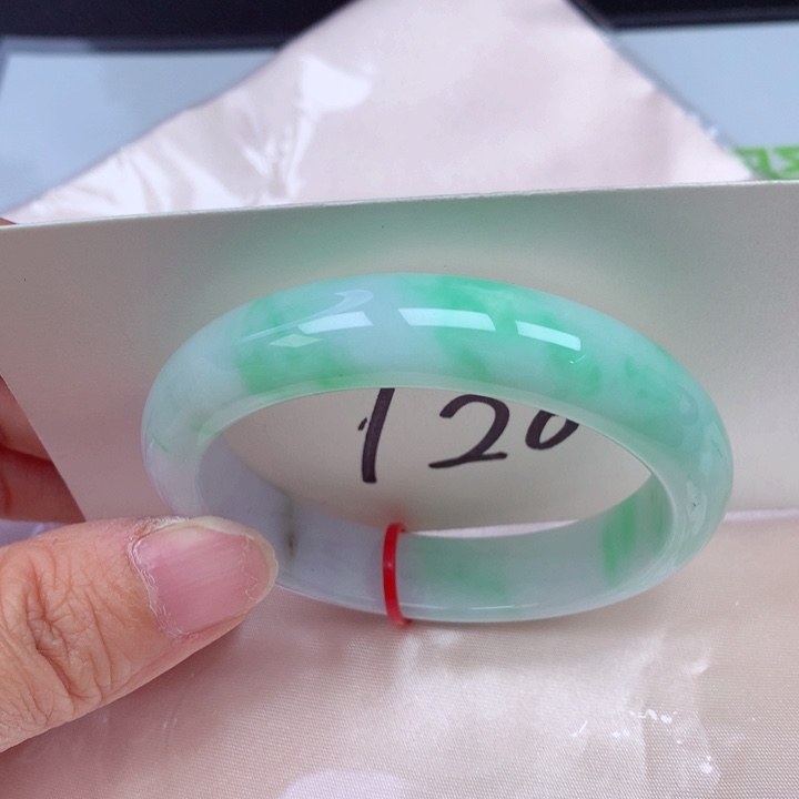 翡翠手镯未镶嵌翡翠