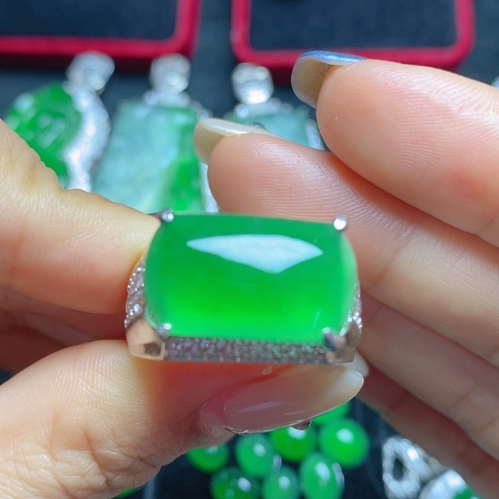 翡翠未镶嵌挂件马鞍