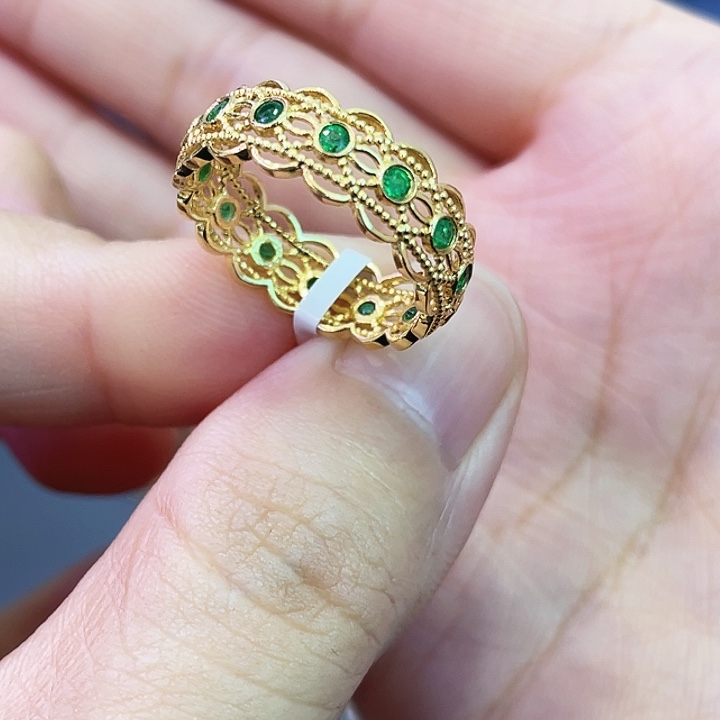 18K金镶嵌祖母绿戒指0.80克拉满圈