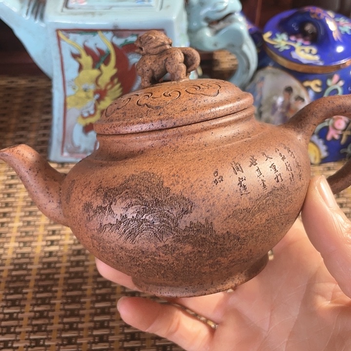 紫砂茶壶原矿泥料手工制作的紫砂壶。