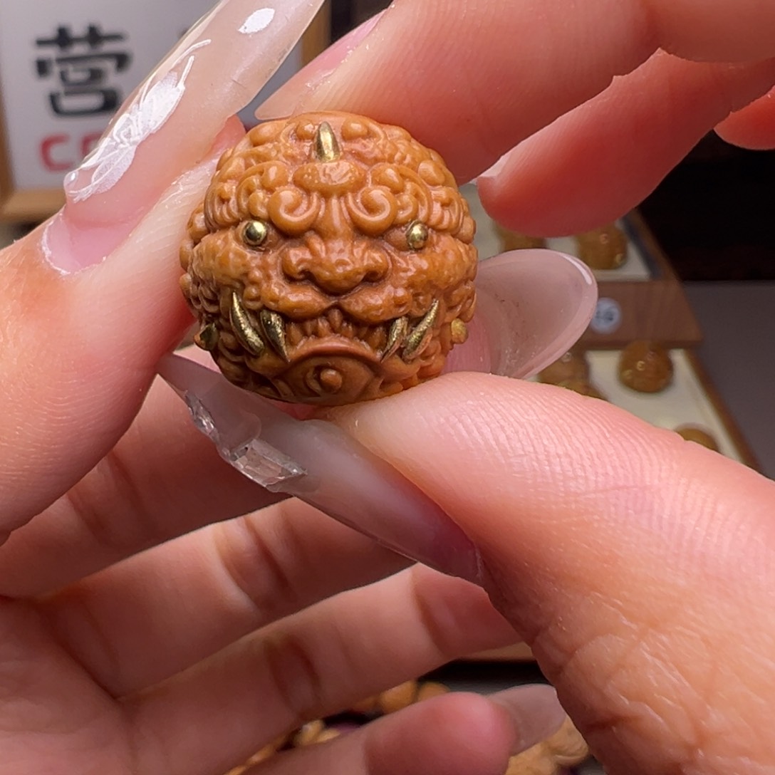 文玩核桃把件镶嵌款唐狮18左右尺寸有正常封口线