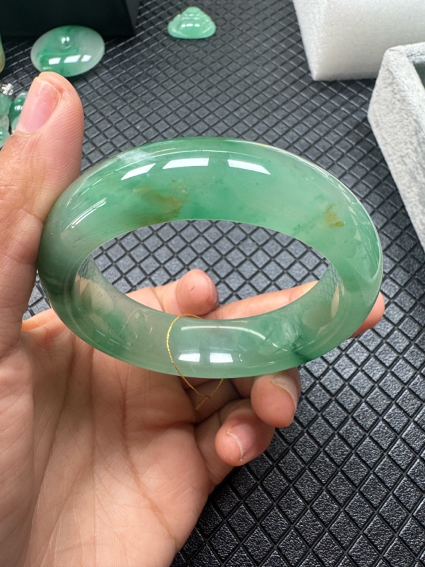 天然非洲翠手镯56-57圈口石英岩质玉