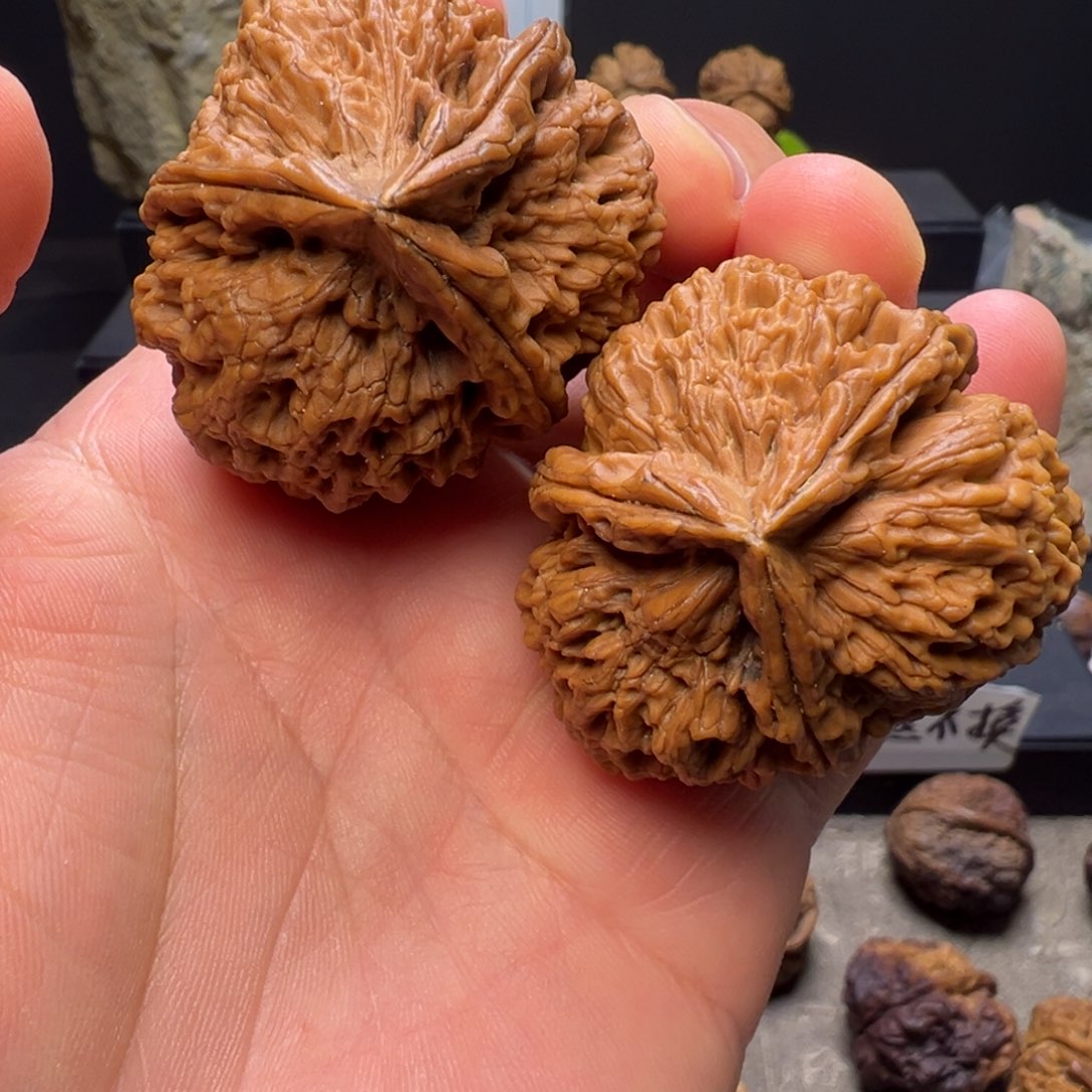 文玩核桃吊坠霹雳锤三棱45mm，高50mm，83克