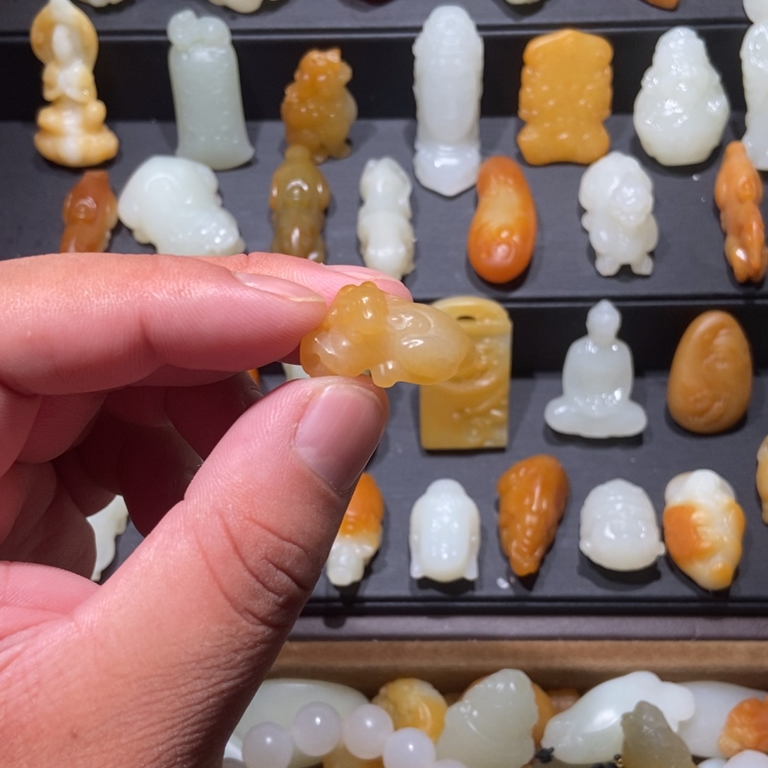 努***斗和田玉未镶嵌颈饰