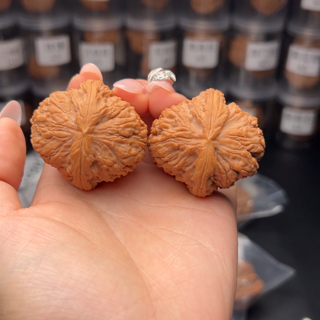 文玩核桃吊坠辉*郎球疆