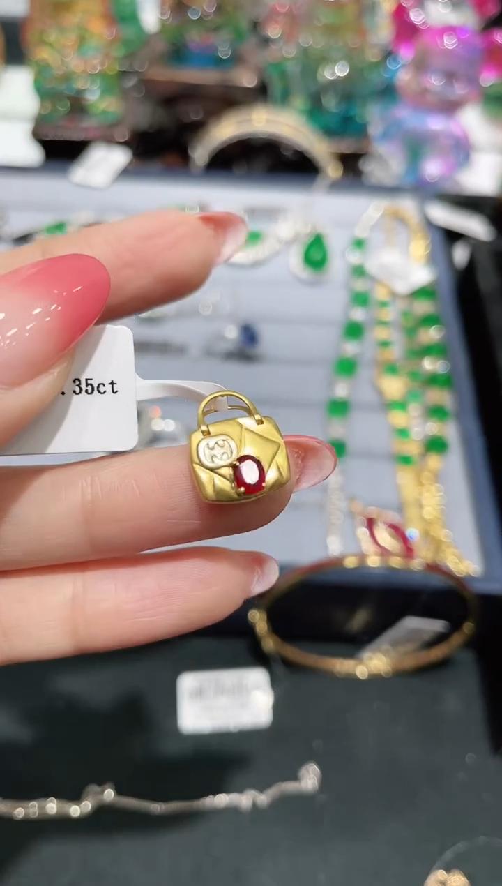 18K金镶嵌天然红宝石吊坠包包款