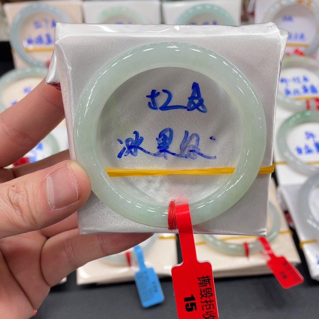 翡翠手镯未镶嵌翡翠