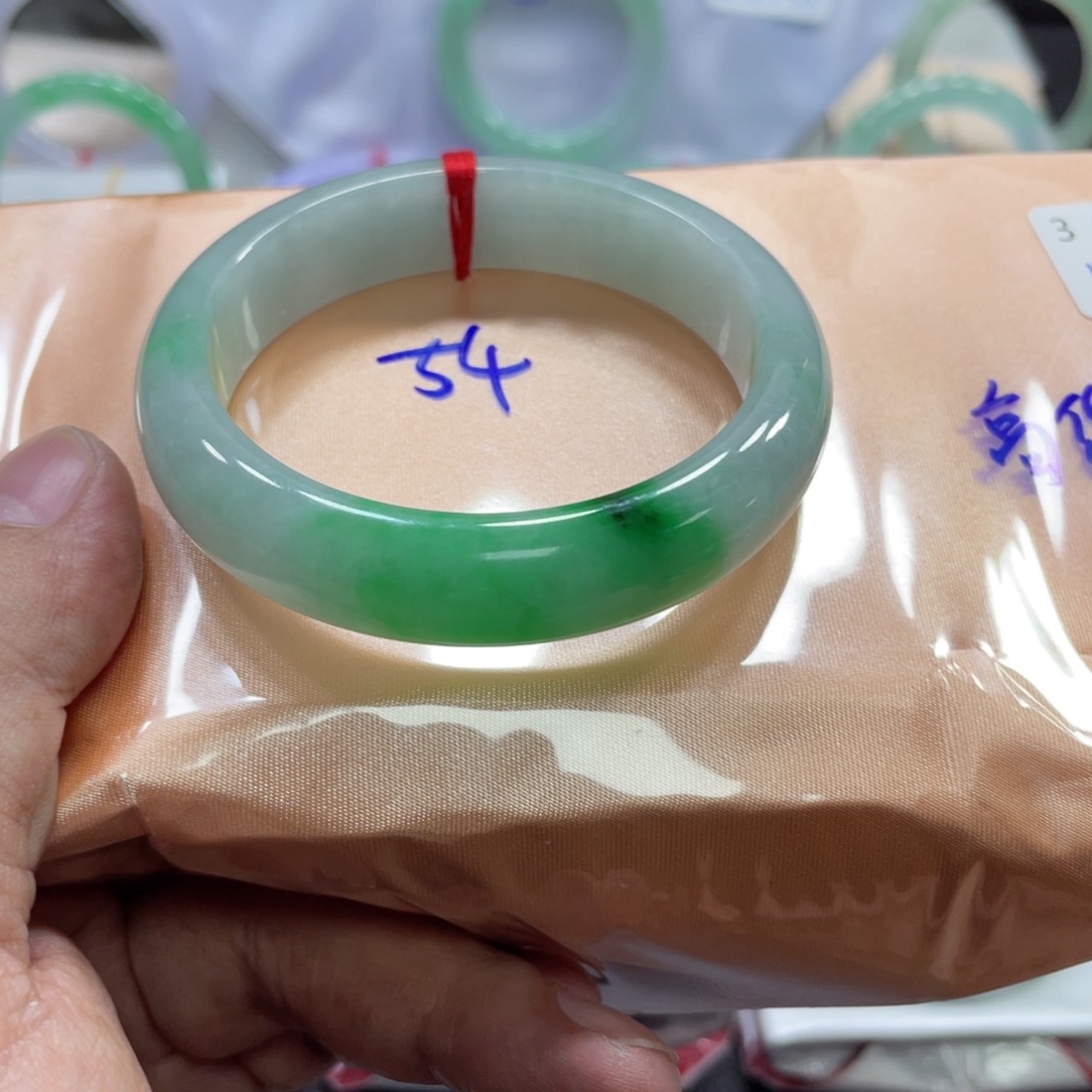 翡翠手镯未镶嵌翡翠