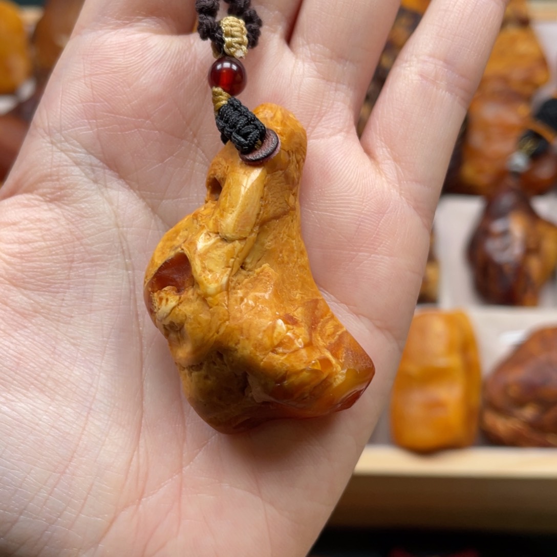 未镶嵌琥珀珠宝奇石